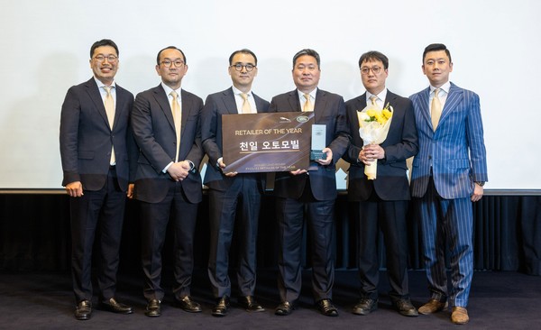 ▲재규어 랜드로버 코리아 리테일러 오브 더 이어’ 수상한 천일오토모빌 임직원