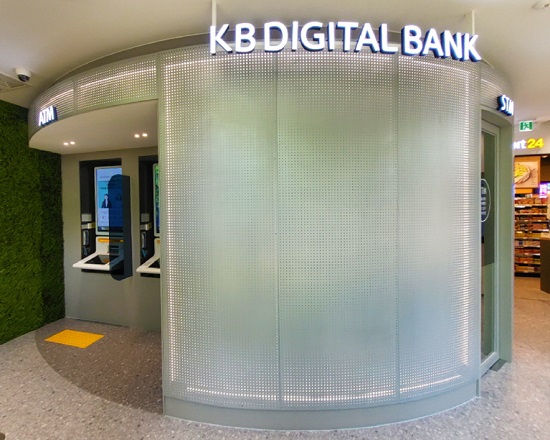 ▲ 이마트24 분평동점에 위치한 KB디지털뱅크. 뒷편으로 이마트24 편의점이 보인다.