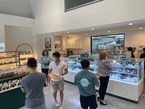 ▲지난 17일 오픈한 샬롯점에서 고객들이 제품을 구매하고 있다