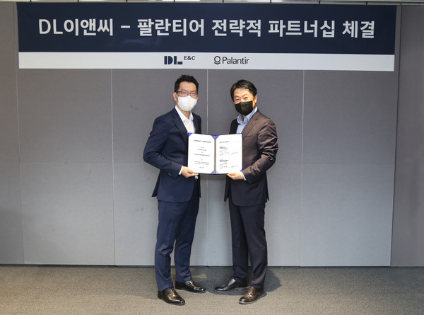 ▲ 지난 23일 서울 종로구 디타워에서 변우철 DL이앤씨 데이터혁신 담당임원(왼쪽)과 박진철 팔란티어 한국 지사장이 전략적 파트너십 체결식을 진행하고 있다.