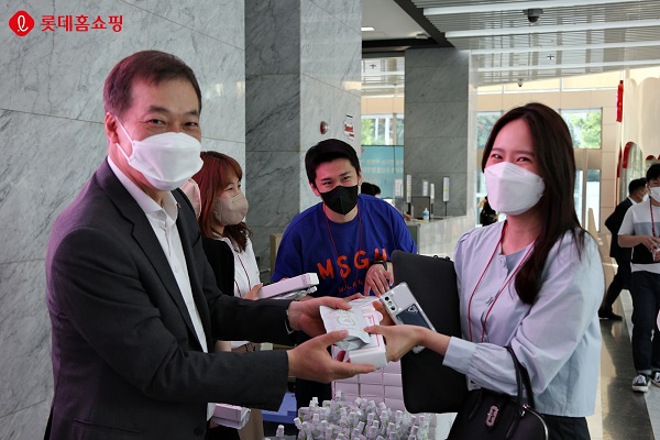 ▲이완신 롯데홈쇼핑 대표(왼쪽)가 롯데홈쇼핑 창립 21주년을 맞아 서울 본사에서 기념행사를 진행했다