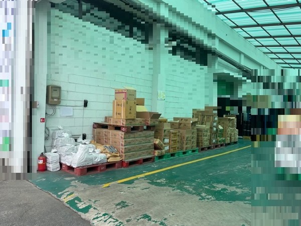 ▲ 경기도 특별사법경찰단에 적발된 농약 취급제한 기준 위반 사례. 농약판매업자는 환풍 및 차광시설, 잠금장치를 완비한 창고에 ‘농약창고’ 표시 후 농약을 보관해야 하지만 한 농자재 판매점은 이동 통로에 농약을 보관하다 적발됐다