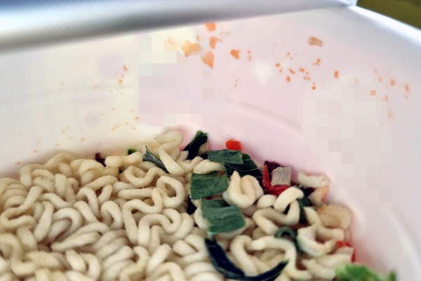 ▲스프가 터져 있는 컵라면