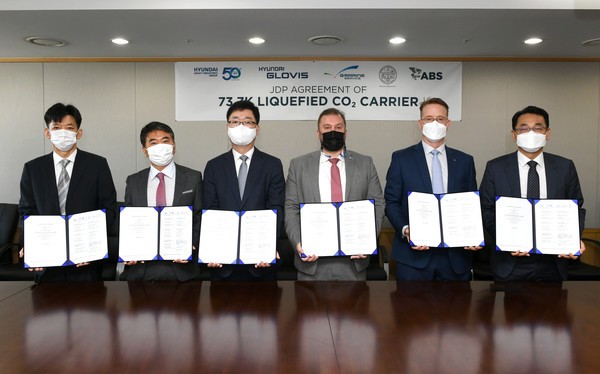 ▲현대중공업그룹이 현대글로비스 등과 세계 최대 규모의 CO2운반선 공동 개발 협약을 체결했다. (왼쪽부터 지마린서비스 황진업 SM운영실장, 현대글로비스 김태우 해운사업부장, 현대중공업 주원호 기술본부장, 마샬아일랜드기국 토마스 블렌크 한국 대표, 미국선급협회 대런 레스코스키 부사장, 한국조선해양 장광필 미래기술연구원 에너지연구랩 부문장)