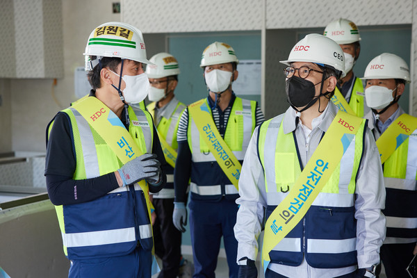▲ 최익훈 HDC현대산업개발 대표(오른쪽)는 7일 개포주공1단지 재건축 현장을 방문해 안전점검을 실시했다.