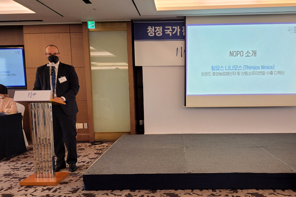 ▲팀요스 니니오스 수출 디렉터가 NOPO 브랜드를 소개하고 있다