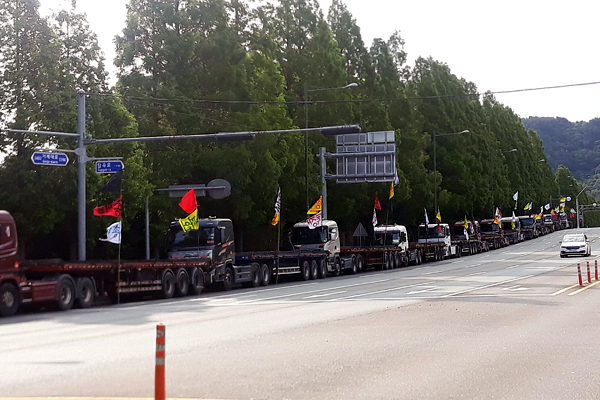 ▲거제 대우조선해양 앞에서 화물연대 파업이 진행되고 있다(사진출처-네이버 카페 '거사모')