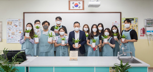 ▲(왼쪽부터)이해선 코웨이 부회장, 홍은자 구로남초등학교 교장이 참석한 가운데 '코웨이 청정학교 교실숲' 현판 전달식을 가졌다.