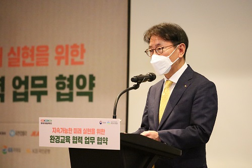 ▲ 8일 열린 환경교육 협력 업무 협약식에서 이재근 KB국민은행장이 KB국민은행 환경교육 활동을 소개하고 있다.