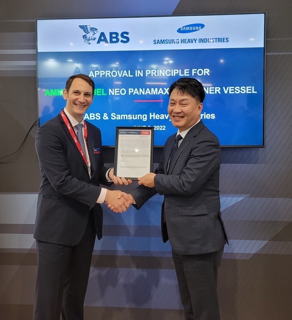 ▲오성일 삼성중공업 조선해양영업본부장(오른쪽)이 에스겔 데이비스 ABS 유럽영업담당으로부터 암모니아 연료추진 대형 컨테이너선 제품 설계에 대한 선급 인증서를 받고 있는 모습