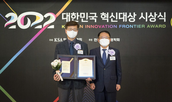 정선용 코웨이 LivingCare개발실장(왼쪽), 강명수 한국표준협회장