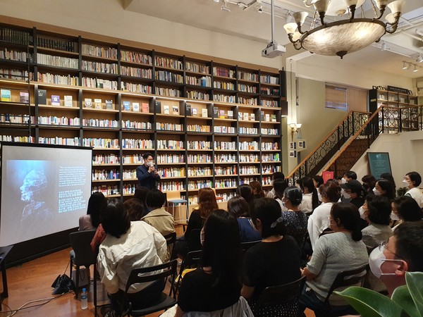 ▲‘최인아책방’에서 뇌과학자 장동선 박사가 청중에게 강연을 펼치고 있다