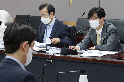 ▲ 금융위원회는 14일 오전 정부서울청사에서 김소영 부위원장 주재로 금융시장 점검회의를 열어 최근 변동성이 확대되고 있는 국내·외 금융시장 동향과 리스크 요인을 금융감독원 및 국제금융센터와 함께 점검했다.