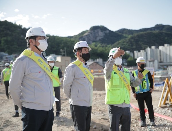 ▲ 정익희 HDC현대산업개발 CSO(왼쪽에서 두 번째)가 지난 7일 홍은13구역 재건축 현장을 방문해 안전점검을 실시하고 있다.