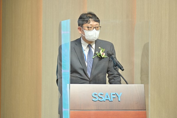 SSAFY 6기 수료식에 참석한 고용노동부 권기섭 차관이 축사를 하고 있다.