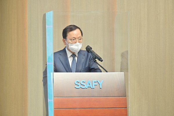 SSAFY 6기 수료식에 참석한 삼성전자 경영지원실 박학규 사장이 축사를 하고 있다.