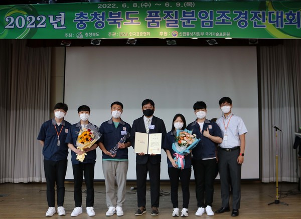 ▲대웅제약 오송고형제생산팀 김성일(좌측에서 세 번째) 씨와 이승하 대웅제약 오송공장 센터장(좌측에서 네 번째)이 수상 후 기념촬영을 하고 있다