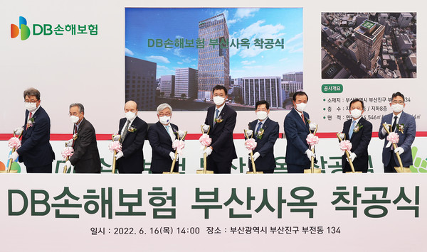 ▲ 부산 서면에서 DB그룹 김남호 회장(사진 왼쪽 다섯번째), DB손해보험 김정남 부회장(사진 왼쪽 네번째),DB생명 김영만 사장(사진왼쪽 여섯번째)과 주요 관계자들이 참석해 신사옥 착공식 기념촬영을 하고 있다.