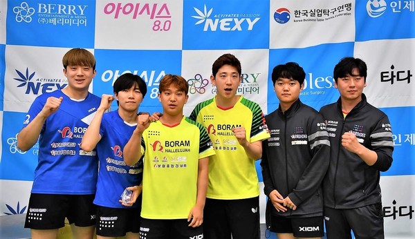 ▲오른쪽부터 서현덕 코치와 김문수, 김동현, 박경태, 최인혁, 김대우 선수가 기념촬영을 하는 모습