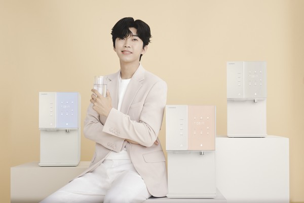 ▲청호 직수얼음정수기 아이스트리 3종(왼쪽부터 라벤더, 피치, 오트밀베이지)와 모델 임영웅