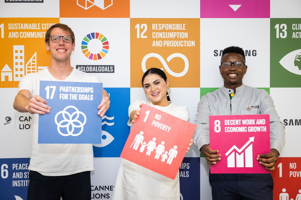 ▲현지에 마련된 체험 부스에서 삼성전자의 '제너레이션 17(Generation 17)' 청년 리더들이 '삼성 지속가능발전목표'를 소개하고 있다.