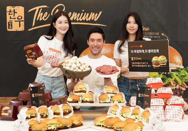 ▲23일 서울 마포구 롯데리아 홍대점에서 모델들이 신제품 더블한우불고기버거와 한우 트러플머쉬룸 버거를 소개하고 있다