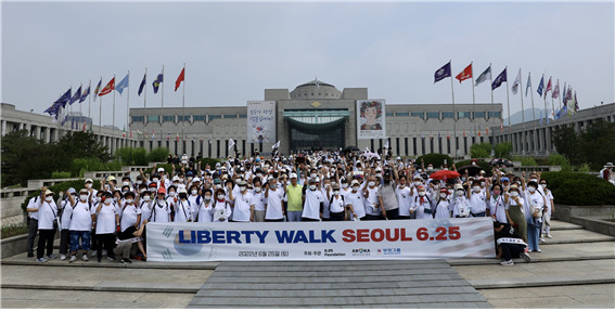 ▲ 리버티 워크 서울 걷기 행사에 참여한 참석자들이 걷기 행사 전 단체사진을 촬영하고 있다