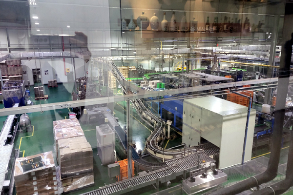 ▲전통주 견학로인 주향로를 통해 국순당 제품 생산공정을 투명한 유리 너머로 살펴볼 수 있었다