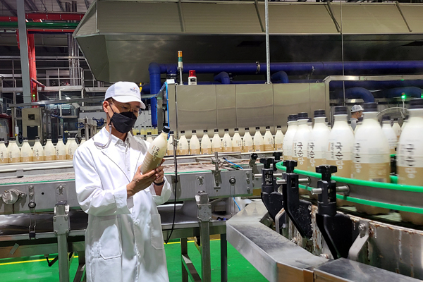 ▲박선영 국순당 생산본부장이 제품 파트에서 생산된 완제품을 확인하고 있다