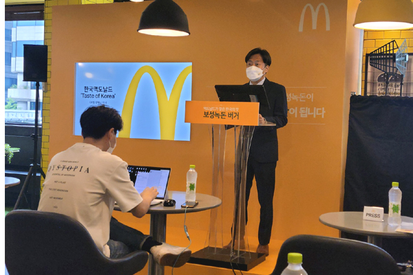 ▲한국맥도날드가 29일 오전 10시 서울 강남구 소재 맥도날드 신사역점에서 보성녹돈 버거 미디어 시식행사를 개최했다. 한국맥도날드 대외협력 담당 양형근 이사가 지난해 맥도날드 로컬소싱(Local Sourcing) 현황을 설명하고 있다