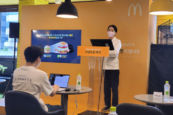 ▲한국맥도날드 총괄 쉐프 최현정 이사가 보성녹돈 버거 탄생 배경에 대해 설명하고 있다