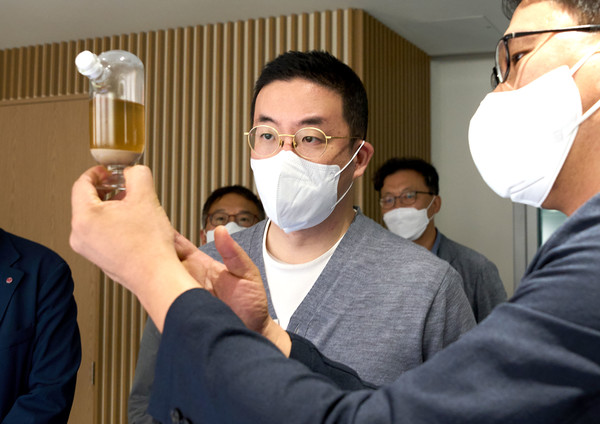 28일 서울 마곡 LG사이언스파크에서 (주)LG 구광모 대표가 친환경 바이오 원료에 대한 설명을 듣고 있다