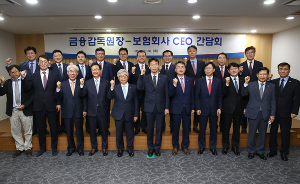 ▲(상단 좌측부터) DGB생명 김성한 대표이사, 교보생명 편정범 대표이사, 삼성생명 전영묵 대표이사, 한화손보 강성수 대표이사, 메트라이프생명 송영록 대표이사, 한화생명 여승주 대표이사, 미래에셋생명 김재식 대표이사, 롯데손보 이은호 대표이사, 농협손보 최문섭 대표이사, 흥국화재 임규준 대표이사 (하단 좌측부터) 동양생명 저우궈단 대표이사, 메리츠화재 김용범 대표이사, KB손보 김기환 대표이사, 현대해상 조용일 대표이사, DB손보 김정남 대표이사, 이복현 금융감독원장, 농협생명 김인태 대표이사, 삼성화재 홍원학 대표이사, 서울보증보험 유광열 대표이사, DB생명 김영만 대표이사, 흥국생명 임형준 대표이사