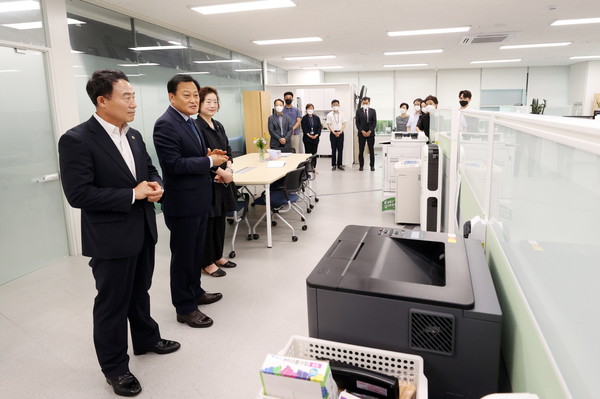 사진 왼쪽부터 진용복 부의장, 장현국 의장, 문경희 부의장