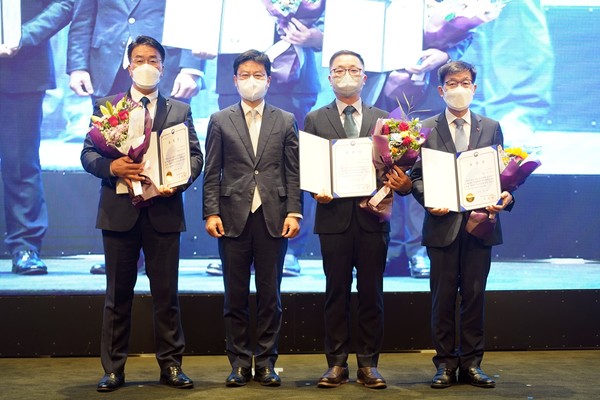 왼쪽부터, 조경형 위니아 대외협력담당(상무), 최우석 산업통상자원부 소재융합산업정책관(국장)