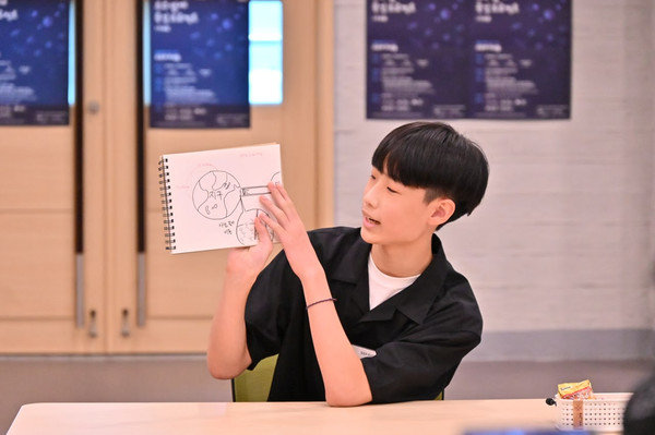 지구와 달 연결하는 엘리베이터 아이디어 설명 중인 전우진 학생