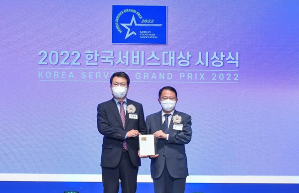 ▲ 곽병영 대우건설 주택건축사업본부장(왼쪽)이 2022 한국서비스대상 시상식에서 수상 후 기념촬영을 하고 있다
