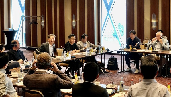 ▲독일 프랑크푸르트에서 열린 CJ제일제당 유럽 중장기 성장 전략 회의에서 최은석 대표이사를 비롯한 주요 경영진들이 의견을 나누고 있다