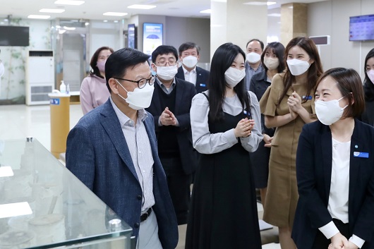 ▲이원덕 우리은행장이 영업점을 방문해 직원들과 대화를 나누고 있다.