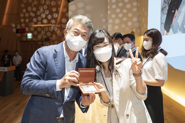 동국제강 68주년 창립기념식에서 장세욱 부회장이 장기근속 직원에게 상패 전달하고 기념사진을 촬영하고 있다.