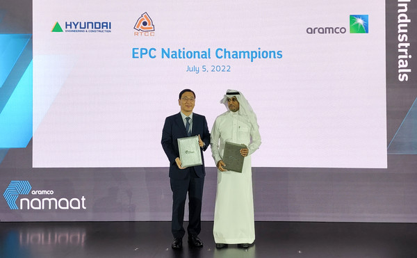 ▲ 윤영준 현대건설 대표(왼쪽)와 압둘카림 알감디 아람코 부사장이 협약식을 진행하고 있다