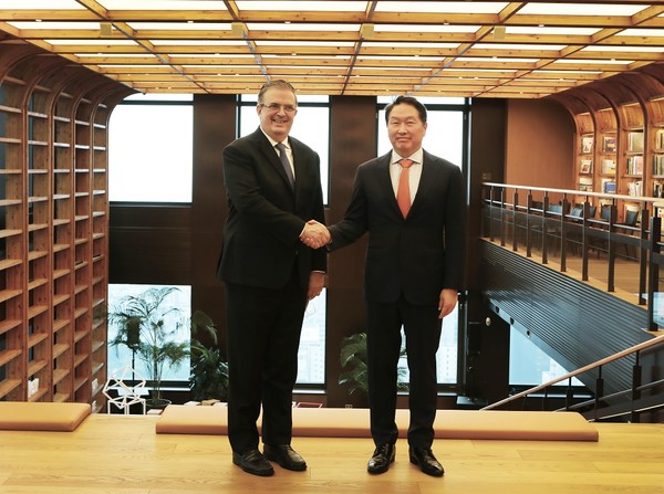 최태원 SK그룹 회장(사진 오른쪽)이 지난 6일 서울 종로구 SK서린빌딩에서 마르셀로 에브라르드 멕시코 외교장관을 만나 악수하고 있다.