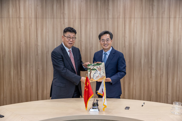 한팡밍 차하얼학회장(왼쪽)과 김동연 경기도지사