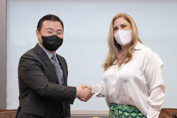 삼성전자 MX사업부장 노태문 사장(사진 왼쪽)과 카르멘 베르가라 파나마 투자진흥청장