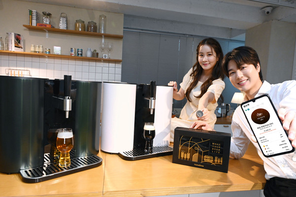 ▲모델들이 신제품을 비롯해 여러 가지 홉오일과 플레이버를 조합할 수 있는 '홈브루 캡슐 멀티팩'을 소개하고 있다.