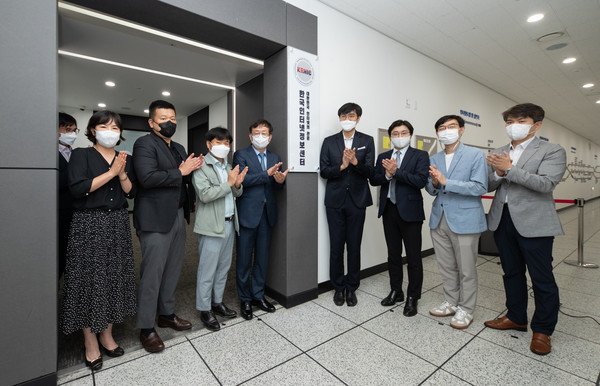 ▲(왼쪽부터) KISA 권현오 디지털기반본부장, 아이네임즈 김건희 실장, 후이즈 이신종 대표, KISA 이원태 원장, 과학기술정보통신부 디지털신산업제도과 김지원 과장, 메가존 이주완 대표, 한국인터넷진흥협회 안순식 사무국장, KISA 박정섭 인터넷주소센터장