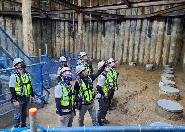 ▲ 동아건설산업이 ‘평택통복 B-1BL현장’에서 현장소장과 직원들이 장마철 대비 일일점검을 하고 있다