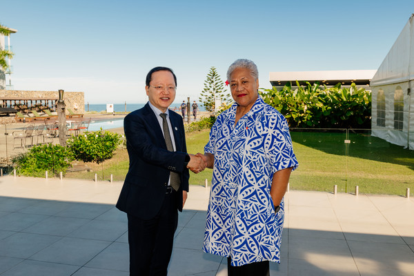삼성전자 경영지원실장 박학규 사장과 피아메 나오미 마타아파 사모아 총리