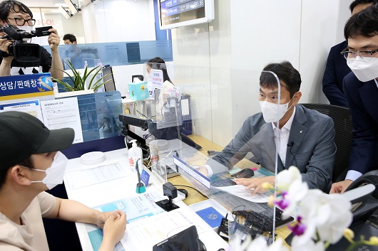 ▲ 신한은행 남대문지점 창구에서 고객과 대화를 나누고 있는 이복현 금융감독원장