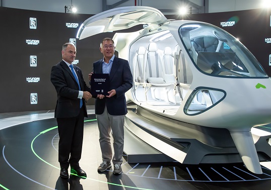 ▲워렌 이스트 롤스로이스 CEO(왼쪽), 정의선 현대차그룹 회장